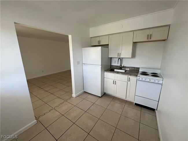 Building Photo - 2452 Stella St Unit 201