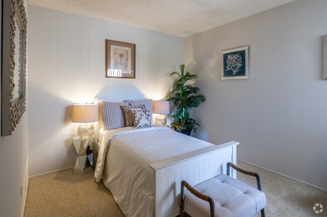2BR, 2BA - 956SF