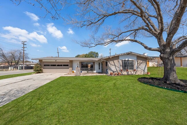 Building Photo - 303 Marquis Ln