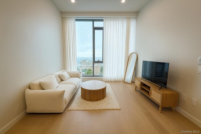 Photo - 35-32 Leavitt St