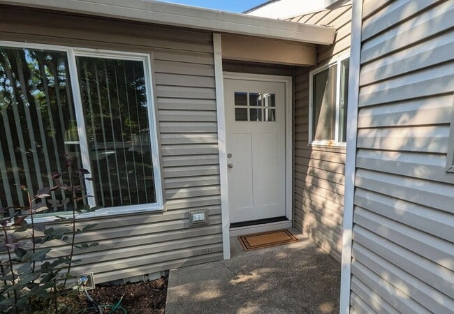Photo - Available Now! 2 bedroom and 1 bath duplex Unidad 1555