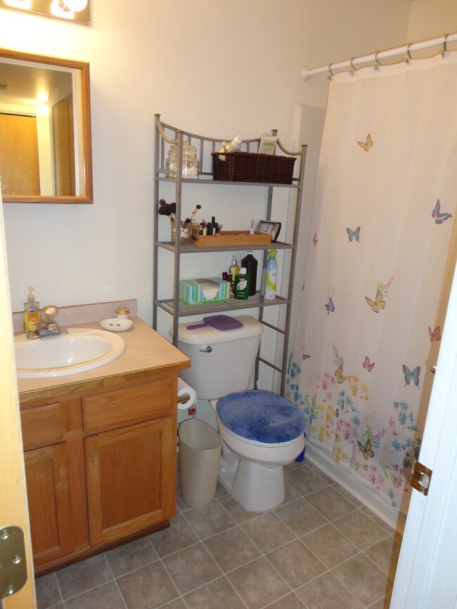 Photo - 425-427 E Lakeside Dr