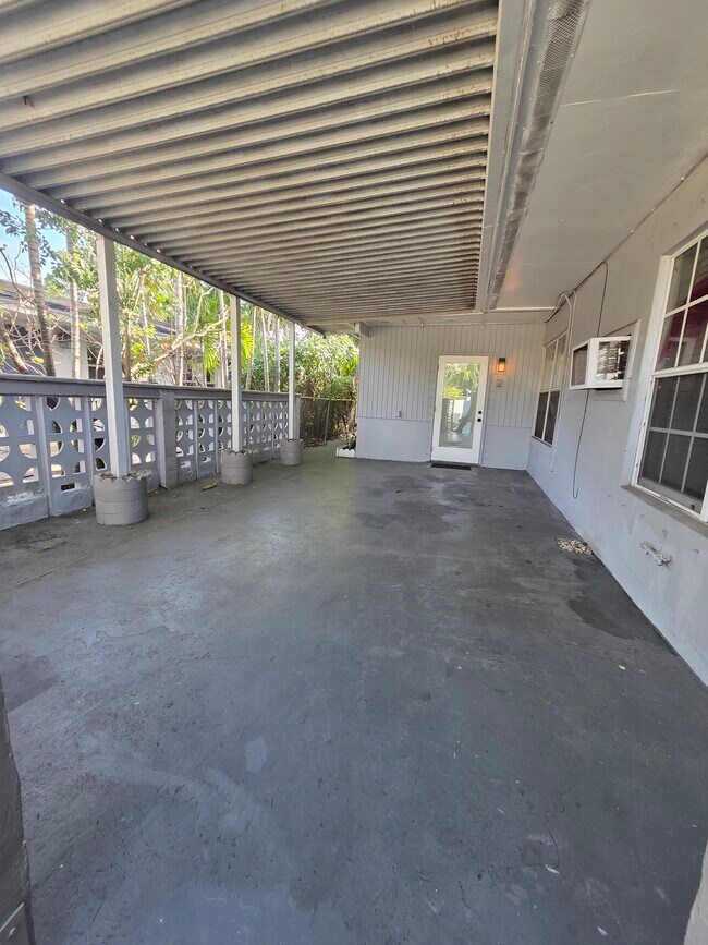 Photo - 898 NE 40th St