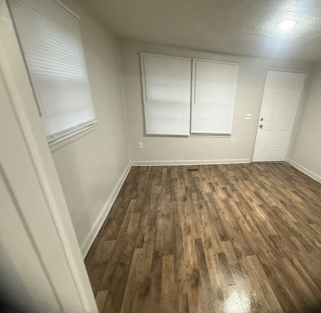 Photo - 403 Poplar St