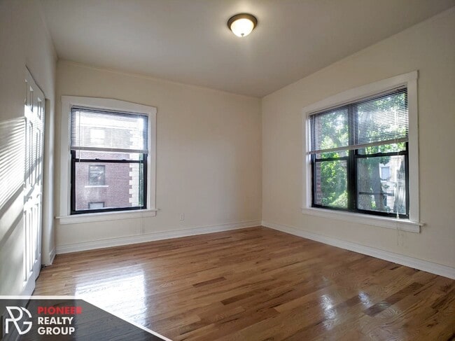 Building Photo - 822 W Waveland Ave Unit 1