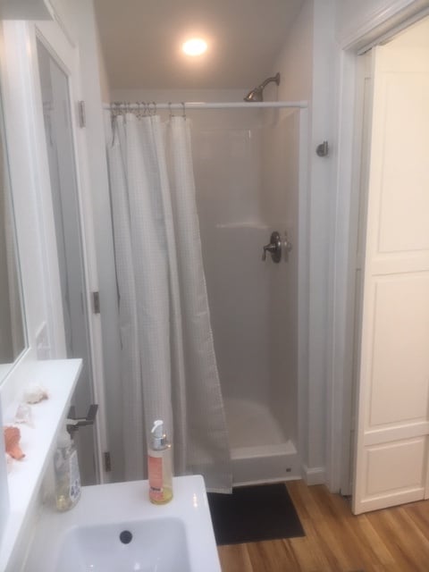 Lovely shower - 3405 NE 80th Ave Unit NEPortland/Roseway