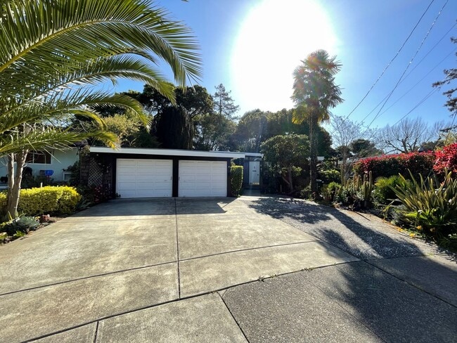 Building Photo - 3 Bedroom, 2 Bath Home On Quiet Street