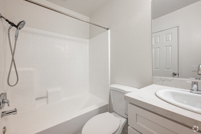 2BR, 2BA - 850SF - Primary Bathroom