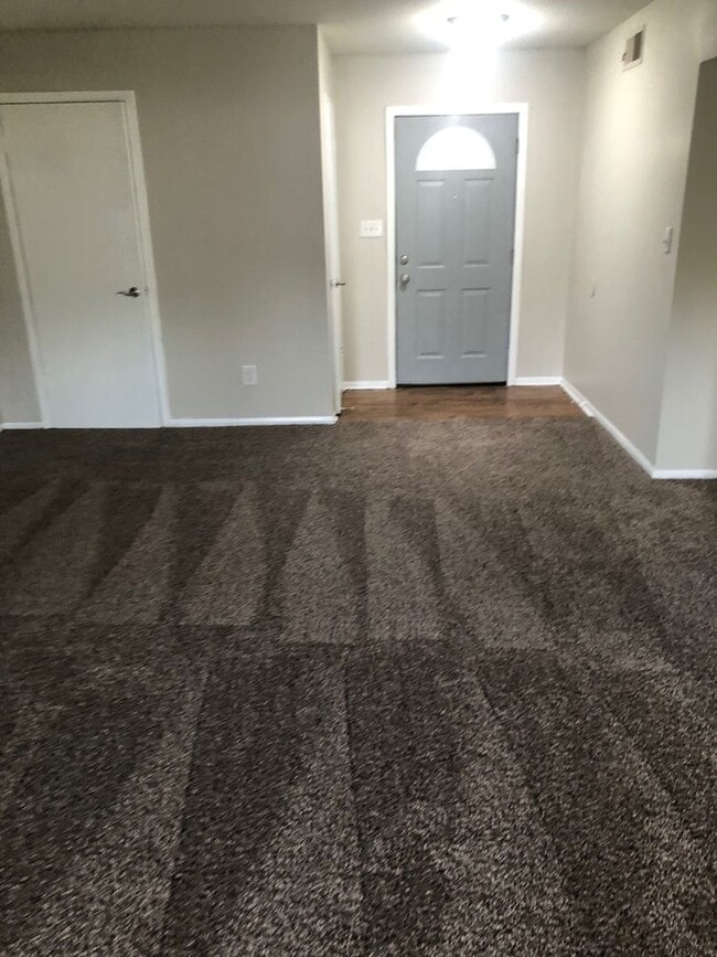 Photo - 1047 Scarborough Ct Unit L2