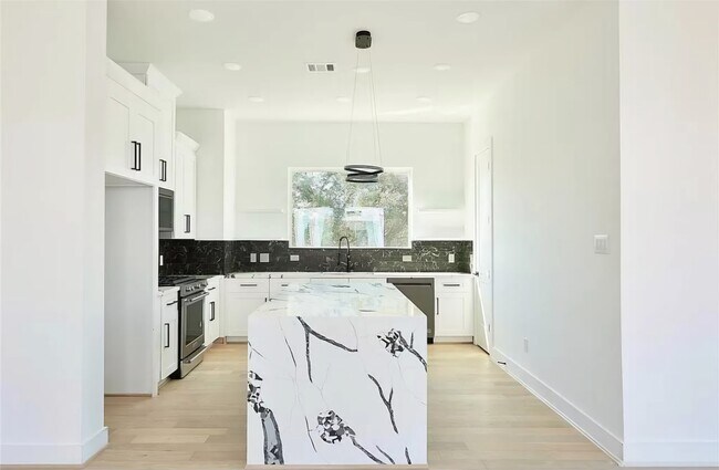 Photo - 2724 Rosalie St