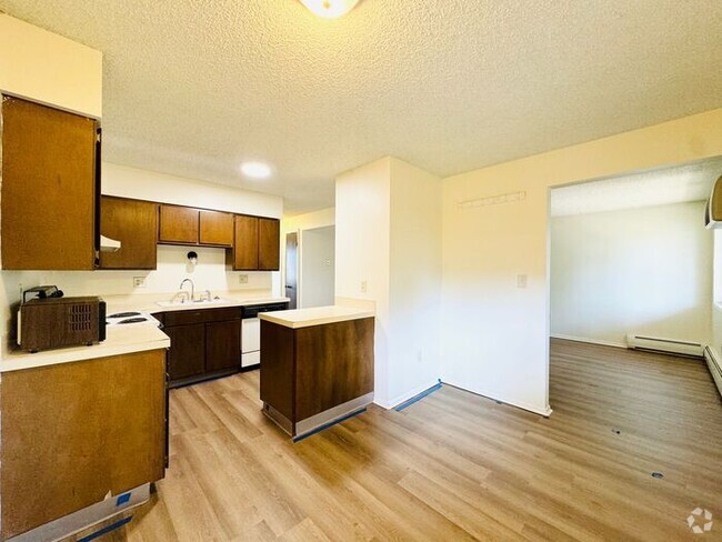 Building Photo - 2 Bed/1 Bath - Pool, Fireplace, Laundry Fa... Rental