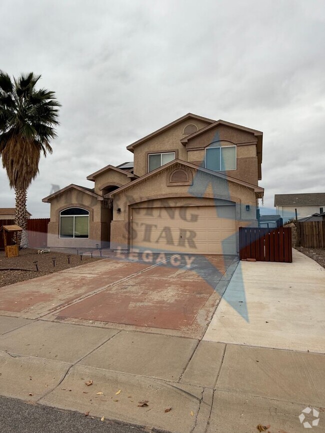 Building Photo - Spacious 4 Bedroom Home w/ Large Landscape...