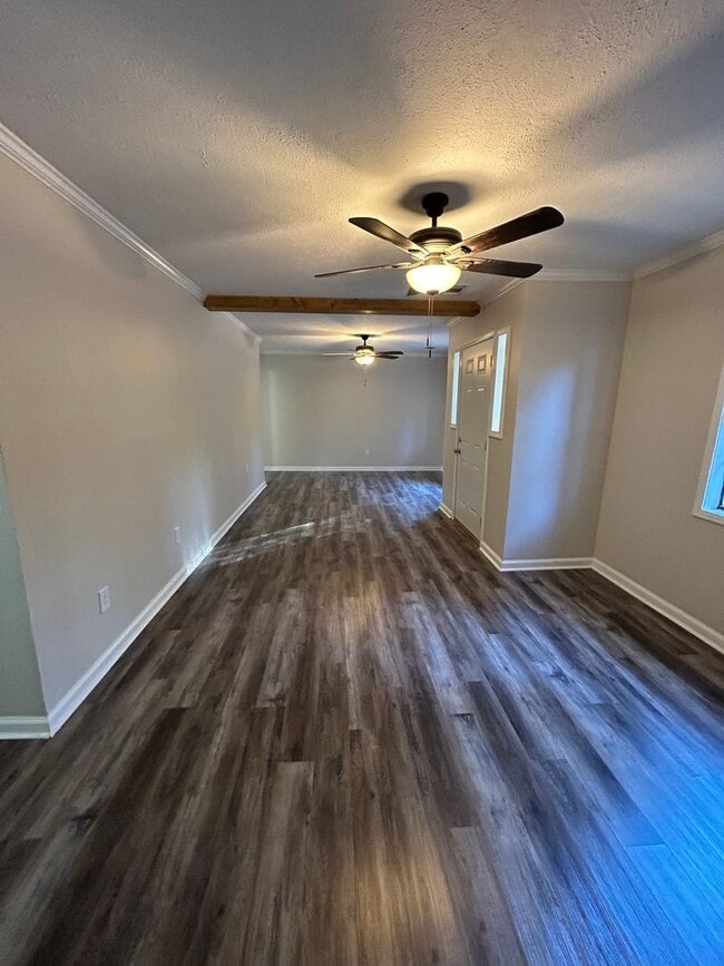 Photo - 596 N McLemore Ave