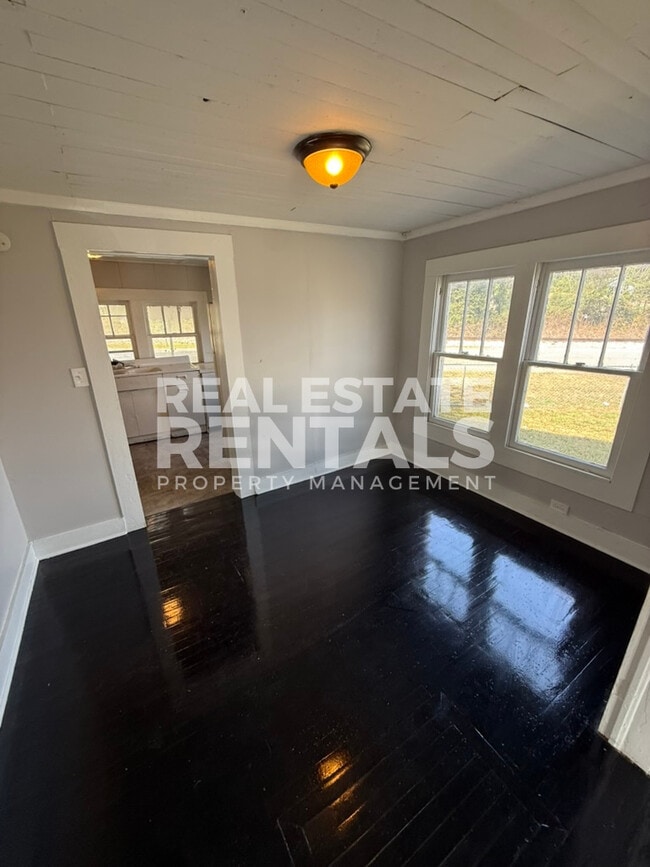 Photo - 205 4th St SW