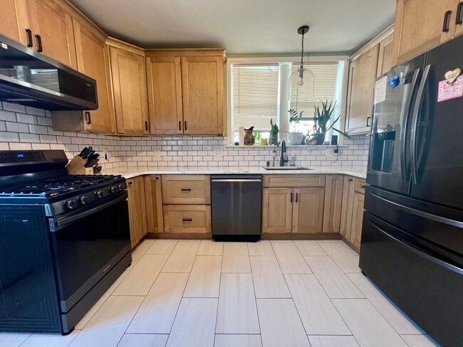 Building Photo - Gorgeous 3-Bedroom Townhome in East Falls! Available June 1st!