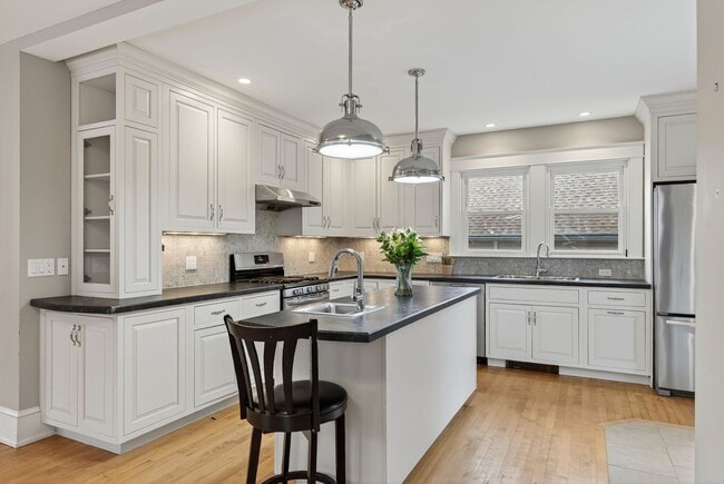 Building Photo - Sunny Bungalow in Willard Square