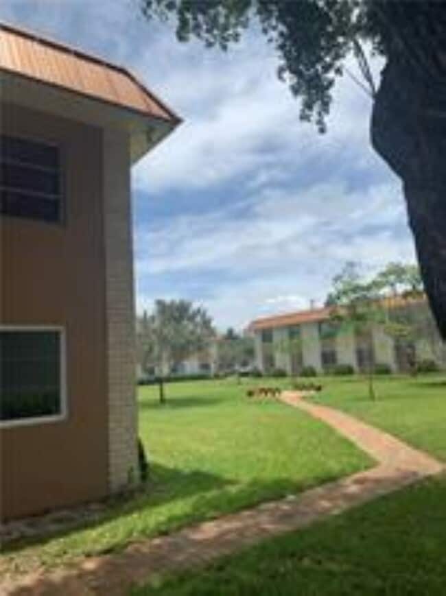 Building Photo - 9 NE 19th Ct Unit 102C Rental