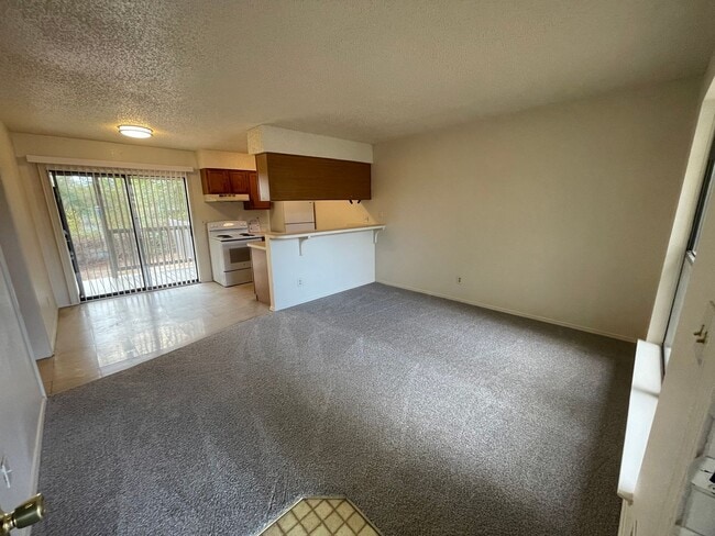 Photo - Cosy 2-1 1/2 with a great yard! Unit B