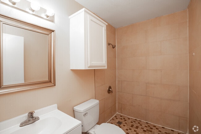 2BR, 1BA - 625SF - Bathroom