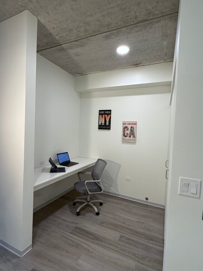 Photo - 334 W Schiller St Unidad Furnished One bedroom 407