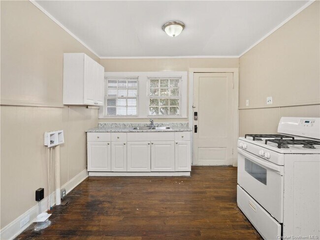Photo - 728 Clarence St