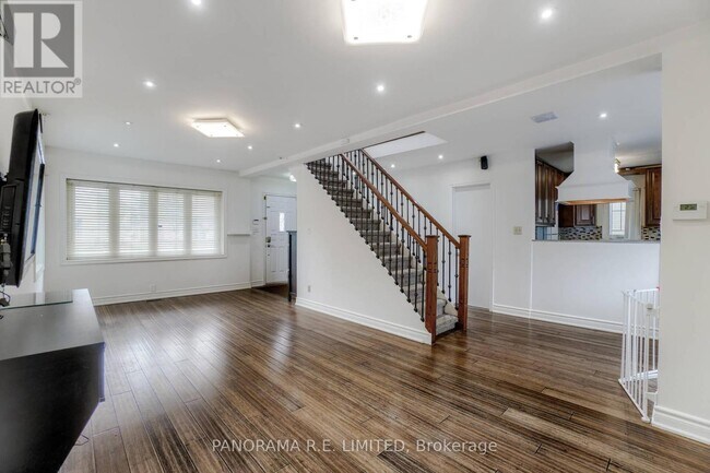 Photo - 395 Burnhamthorpe Rd