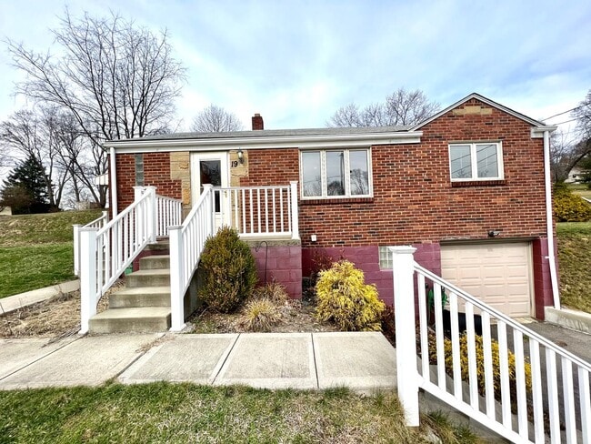 Building Photo - Coraopolis - 3 Bedroom, 1 Bath - Charming ... Rental
