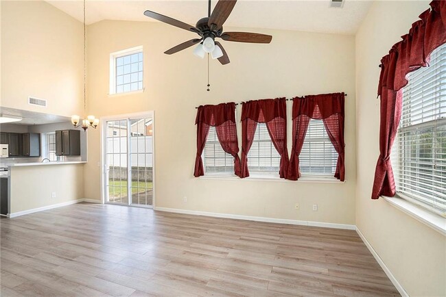 Photo - 139 W Oaks Pl