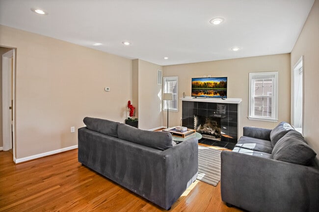 Photo - 808 W Broad St Unit ID1395516P