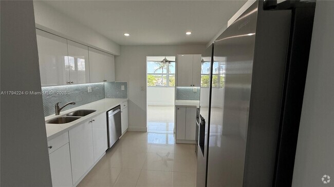 Building Photo - 16546 NE 26th Ave Unit 4H Rental