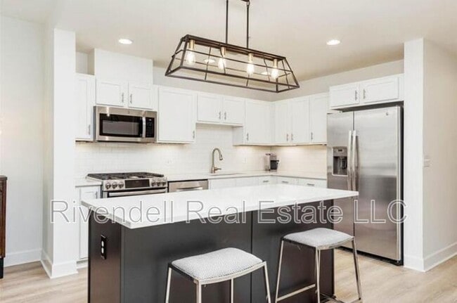 Building Photo - 1631 Emerson St Unit 319