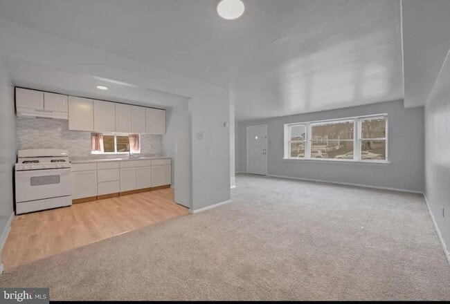 Building Photo - 2619 Tremont St Unit 1 Rental