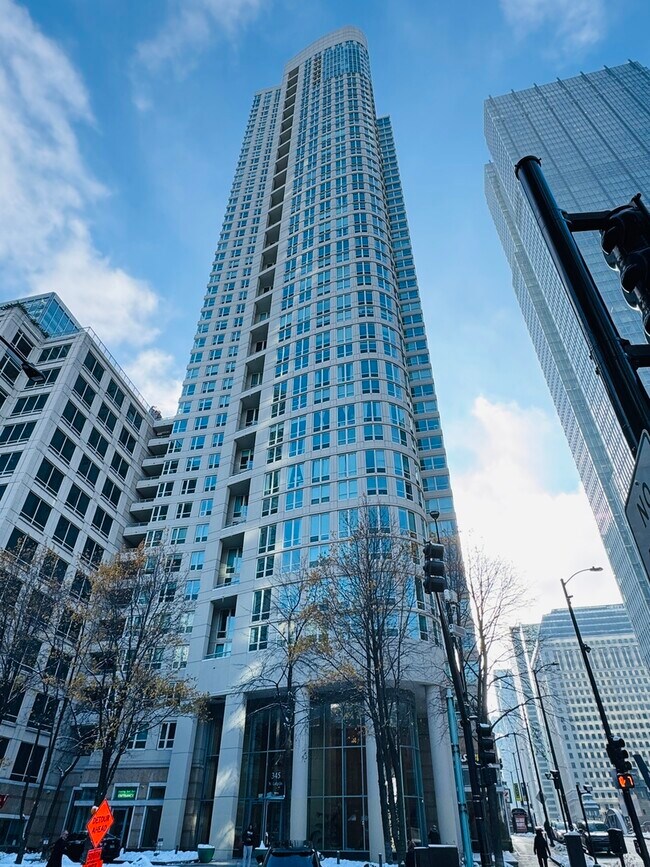 Building Photo - 345 N La Salle Dr Unit 306