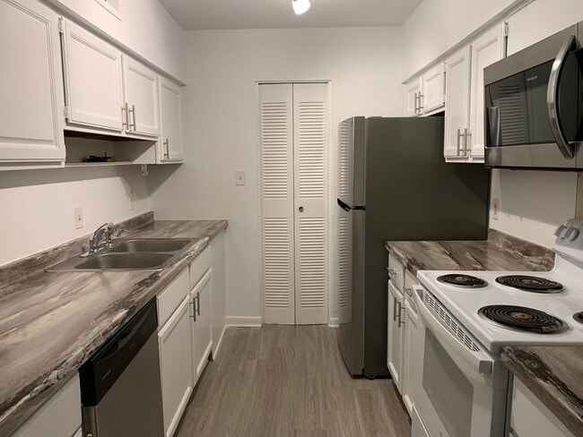 Photo - MARTINIQUE CONDO NEAR CRABTREE-UPDATED FLO... Unit 4701