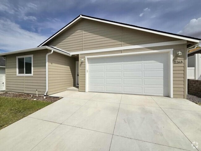 Building Photo - Amazing Brand New Home with 3 Bedrooms & 2...