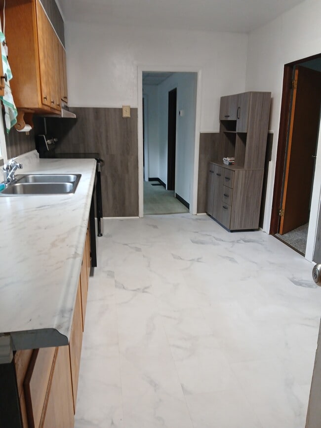 Building Photo - 14 Milford St Unit # 2