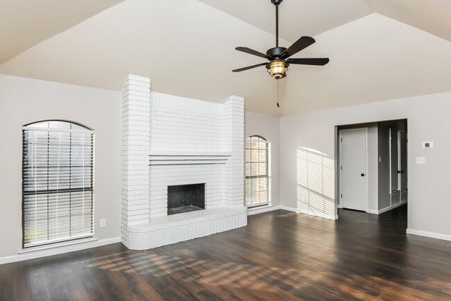 Photo - 1225 Cozby St W