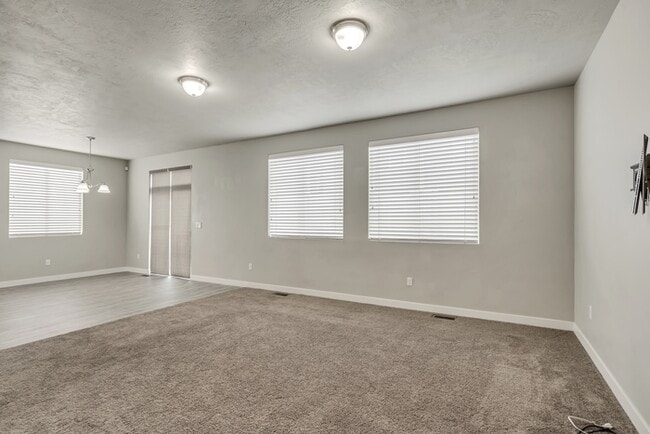 Photo - 258 W Willow Creek Dr