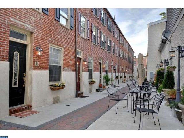 Courtyard - View from Tables - 525 Fitzwater St Rental