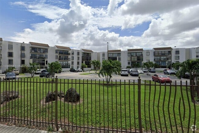 Building Photo - 1300 SW 122nd Ave Unit 101-2 Rental