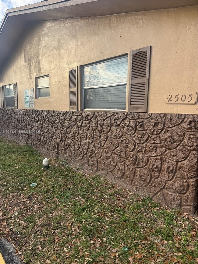 Building Photo - 2505 NW 13th Ct Unit 2