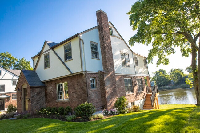 Building Photo - 40 Strickland Rd