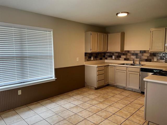 Photo - 713 E Avenue F