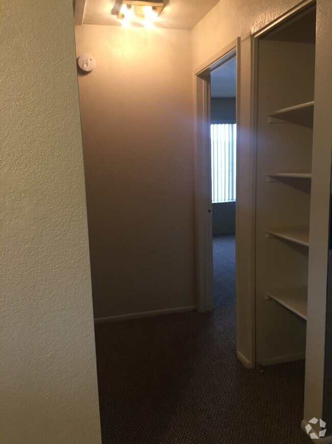 Building Photo - Gorgeous 3Bdrm 2 bath apartment
