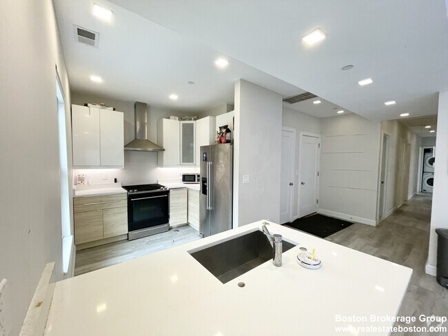 Building Photo - 111 Hillside St Unit 3 Rental