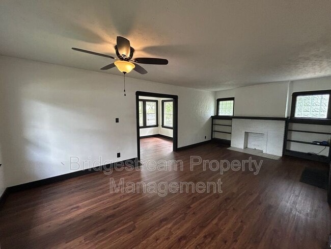 Photo - 216 W Hillcrest Ave