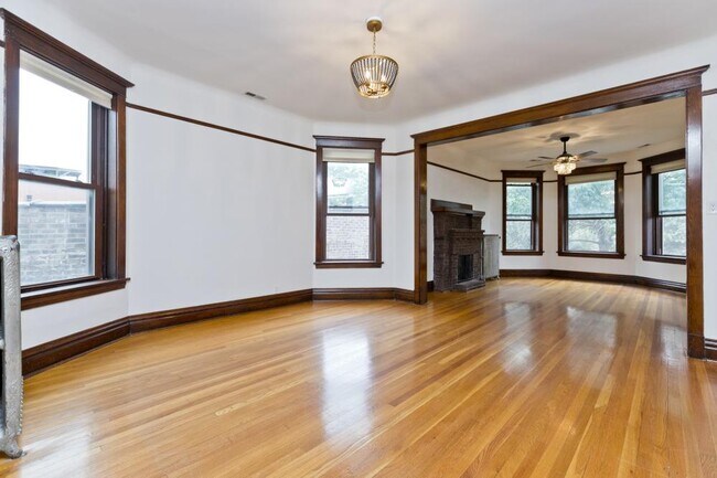 Photo - 3 bedroom in Chicago IL 60613 Unit 3