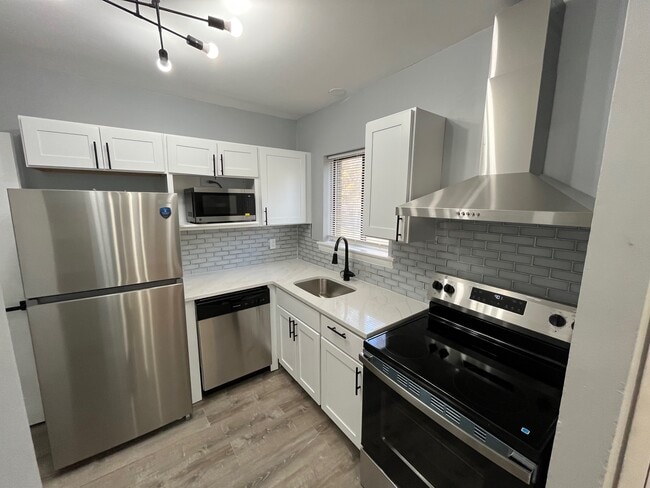 Building Photo - 10 Henderson Dr Unit C