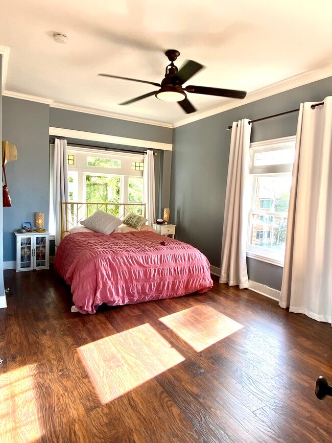 Cama del dormitorio principal: cómoda cama tamaño queen - 1030 E Ocean Blvd Unidad 301