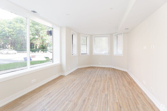 Building Photo - 5200 N Leavitt St Unit 5200-GDN Rental